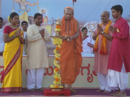 Inauguration of Hindu Dharmajagruti Sabha by lighting Samai (An Oil lamp) by dignitaries